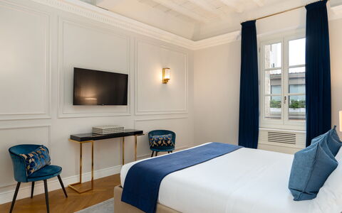 Bargello Penthouse Luxury Apartment in Florence by: Mueble, Propiedad, Comodidad, Edificio, Azur, Marco, Madera, Diseño De Interiores, Encendiendo, Arquitectura