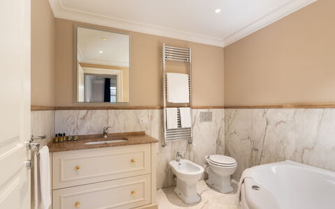 Bargello Penthouse Luxury Apartment in Florence by: Espejo, Arreglo De Tubería, Mueble De Baño, Propiedad, Lavabo, Gabinetes, Grifo, Baño, Diseño De Interiores, Lavabo Del Baño