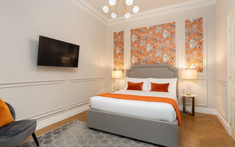 Bargello Penthouse Luxury Apartment in Florence by: Mueble, Propiedad, Edificio, Comodidad, Gabinetes, Madera, Encendiendo, Naranja, Diseño De Interiores, Suelo