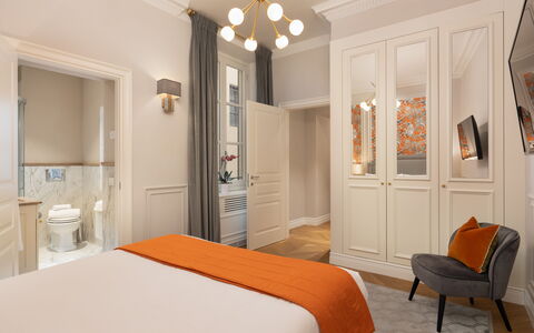 Bargello Penthouse Luxury Apartment in Florence by: Mueble, Propiedad, Gabinetes, Comodidad, Marco, Puerta, Madera, Textil, Naranja, Marco De La Cama