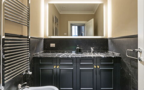 Pazzi Penthouse Luxury Apartment in Florence by Pa: Gabinetes, Lavabo, Fregadero, Propiedad, Grifo, Mostrador, Cocina, Arreglo De Tubería, Estufa De Cocina, Edificio