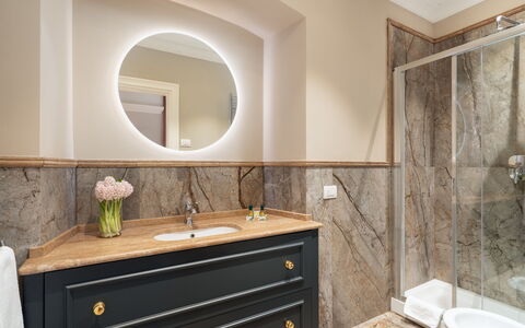 Pazzi Penthouse Luxury Apartment in Florence by Pa: Espejo, Grifo, Mueble De Baño, Gabinetes, Propiedad, Arreglo De Tubería, Edificio, Lavabo Del Baño, Lavabo, Baño