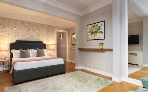 Pazzi Penthouse Luxury Apartment in Florence by Pa: Propiedad, Edificio, Planta, Comodidad, Madera, Diseño De Interiores, Suelo, Piso, Marco De La Cama, Casa