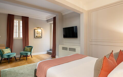 Pazzi Penthouse Luxury Apartment in Florence by Pa: Mueble, Propiedad, Comodidad, Edificio, Marco, Madera, Textil, Diseño De Interiores, Suelo, Piso