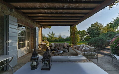 Villa Marlia: Mesa, Propiedad, Planta, Maceta, Cielo, Árbol, Sombra, Sala, Planta De Casa, Silla