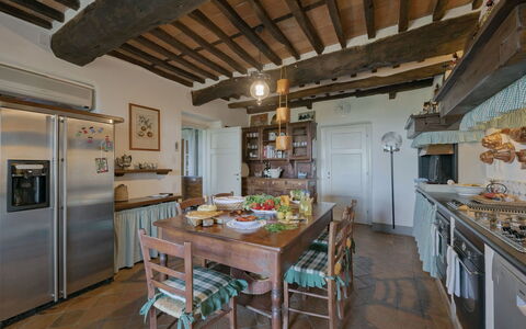 Villa Marlia: Mesa, Mueble, Propiedad, Gabinetes, Madera, Silla, Cocina, Edificio, Diseño De Interiores, Aparato De Cocina