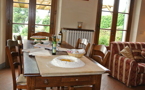 Casale Della Torre: Mesa, Mueble, Edificio, Propiedad, Ventana, Planta, Vajilla, Madera, Silla, Diseño De Interiores