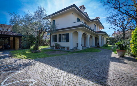 Villa Le Fontanelle In Forte Dei Marmi With Ac: Cielo, Planta, Nube, Edificio, Propiedad, Ventana, Árbol, Casa, Superficie De La Carretera, Hierba