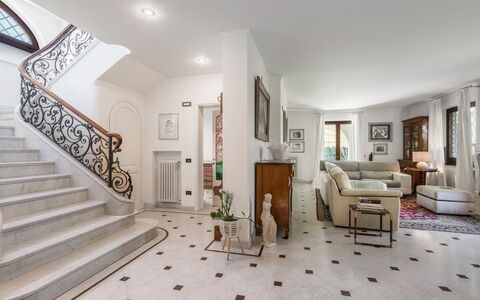 Villa Le Fontanelle In Forte Dei Marmi With Ac: Mueble, Marco, Edificio, Madera, Comodidad, Diseño De Interiores, Escalera, Cajón, Salón, Piso