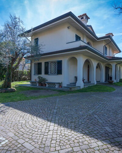 Villa Le Fontanelle In Forte Dei Marmi With Ac: Cielo, Planta, Nube, Edificio, Propiedad, Ventana, Árbol, Casa, Superficie De La Carretera, Hierba