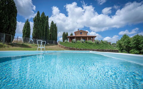Vineyard’s Cottage With Pool, Ac, Wifi - Siena: Nube, Agua, Cielo, Planta, Propiedad, Árbol, Azur, Edificio, Piscina, Paisaje Natural