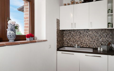 Vineyard’s Cottage With Pool, Ac, Wifi - Siena: Propiedad, Gabinetes, Blanco, Madera, Planta, Diseño De Interiores, Mostrador, Maceta, Estantería