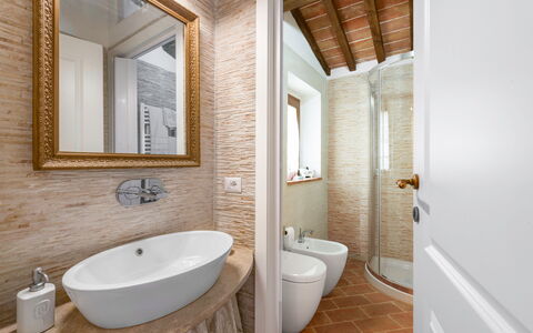 Vineyard’s Cottage With Pool, Ac, Wifi - Siena: Espejo, Arreglo De Tubería, Grifo, Propiedad, Lavabo, Edificio, Lavabo Del Baño, Baño, Madera