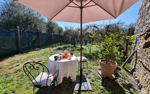 Il Cantuccio: Planta, Mueble, Propiedad, Mesa, Silla, Paraguas, Mesa Al Aire Libre, Maceta, Sombra, Mueble Para Exteriores