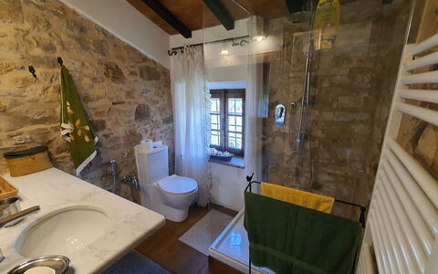 Il Cantuccio: Espejo, Grifo, Arreglo De Tubería, Lavabo, Baño, Madera, Púrpura, Diseño De Interiores, Arquitectura, Suelo