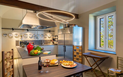 Sunset Sea View, Baratti, Populonia, Wifi, Ac: Mesa, Mueble, Propiedad, Ventana, Vajilla, Gabinetes, Edificio, Silla, Diseño De Interiores, Comida