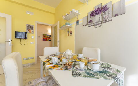 Leandro's House Near Thermal Baths: Propiedad, Azur, Mesa, Edificio, Encendiendo, Diseño De Interiores, Amarillo, Vajilla, Suelo, Marco