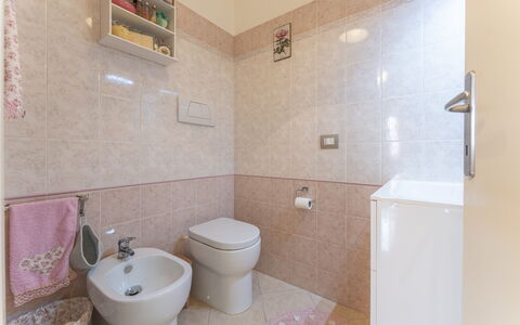 Leandro's House Near Thermal Baths: Arreglo De Tubería, Edificio, Lavabo Del Baño, Baño, Púrpura, Diseño De Interiores, Arquitectura, Suelo, Baño