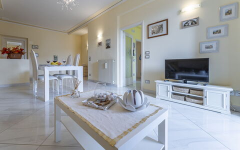 Leandro's House Near Thermal Baths: Propiedad, Marco, Mesa, Sofá, Gabinetes, Diseño De Interiores, Madera, Arquitectura, Piso, Suelo