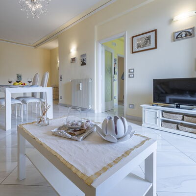 Leandro's House Near Thermal Baths: Propiedad, Marco, Mesa, Sofá, Gabinetes, Diseño De Interiores, Madera, Arquitectura, Piso, Suelo