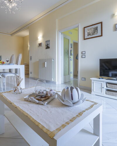 Leandro's House Near Thermal Baths: Propiedad, Marco, Mesa, Sofá, Gabinetes, Diseño De Interiores, Madera, Arquitectura, Piso, Suelo