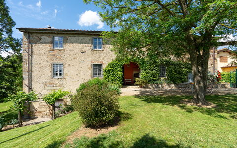 Casa Mirandola: Planta, Cielo, Propiedad, Edificio, Nube, Ventana, Árbol, El Terreno Del Lote, Paisaje Natural, Casa