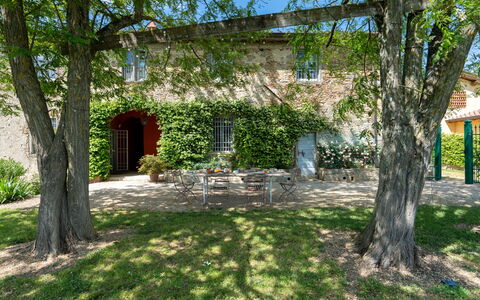 Casa Mirandola: Planta, Árbol, Edificio, Ventana, Paisaje Natural, El Terreno Del Lote, Vegetación, Sombra, Cielo, Hierba