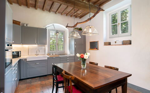 Casa Mirandola: Mesa, Mueble, Gabinetes, Propiedad, Ventana, Mostrador, Madera, Diseño De Interiores, Encendiendo, Silla