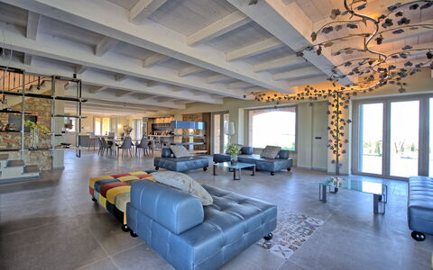 Villa Campana: Propiedad, Edificio, Sofá, Diseño De Interiores, Encendiendo, Arquitectura, Ventana, Suelo, Sofá Cama, Piso