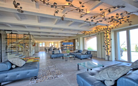 Villa Campana: Propiedad, Mueble, Sofá, Ventana, Marco, Diseño De Interiores, Mesa, Arquitectura, Librero, Sala