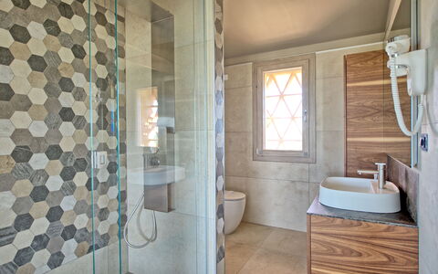 Villa Campana: Arreglo De Tubería, Grifo, Mueble De Baño, Lavabo, Ventana, Baño, Textil, Madera, Diseño De Interiores, Suelo