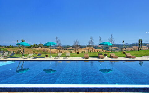 Villa Campana: Agua, Cielo, Los Recursos Hídricos, Planta, Piscina, Azur, Paisaje Natural, Árbol, Costeras Y Los Accidentes Geográficos Oceánico, Ocio