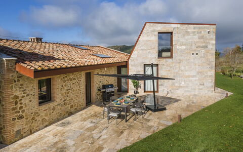 Villa Velari In Volterra With Private Pool, Ac: Nube, Cielo, Edificio, Propiedad, Ventana, Planta, El Terreno Del Lote, Casa, Cabaña, Barrio Residencial