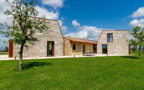 Villa Velari In Volterra With Private Pool, Ac: Nube, Cielo, Planta, Edificio, Ventana, Paisaje Natural, Árbol, El Terreno Del Lote, Casa, Hierba