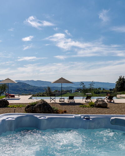 Villa Velari In Volterra With Private Pool, Ac: Cielo, Agua, Nube, Planta, Azur, Piscina, Mueble Para Exteriores, Sombra, Ocio, Paisaje
