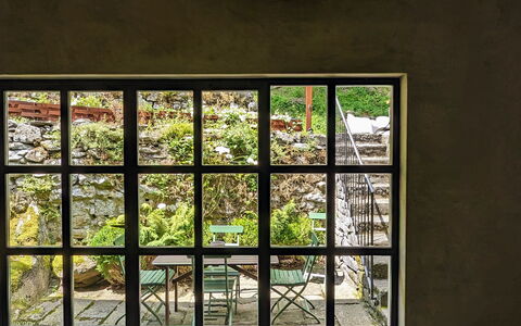 Mulino Morandi: Edificio, Ventana, Madera, Sombra, Arquitectura, Diseño De Interiores, Pared, Vaso, Tintes Y Sombras