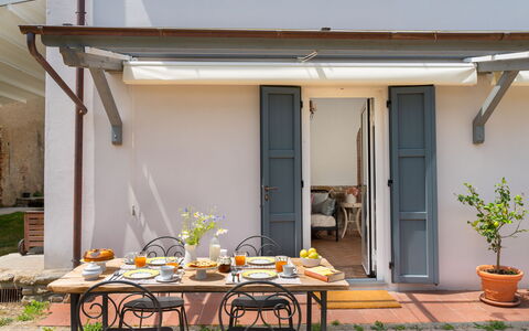 Villa Dei Tigli: Planta, Mesa, Propiedad, Edificio, Mueble, Maceta, Madera, Diseño De Interiores, Sombra, Mesa Al Aire Libre