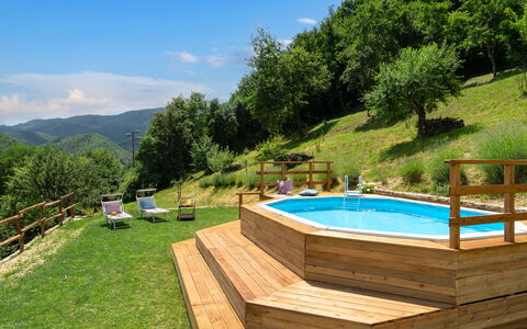 Villa Dei Tigli: Agua, Planta, Cielo, Piscina, Árbol, Nube, Mueble Para Exteriores, Edificio, Paisaje Natural, Sombra