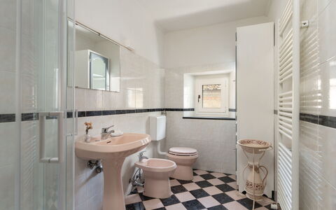 Villa Dei Tigli: Espejo, Arreglo De Tubería, Lavabo, Grifo, Propiedad, Lavabo Del Baño, Edificio, Baño, Púrpura, Diseño De Interiores