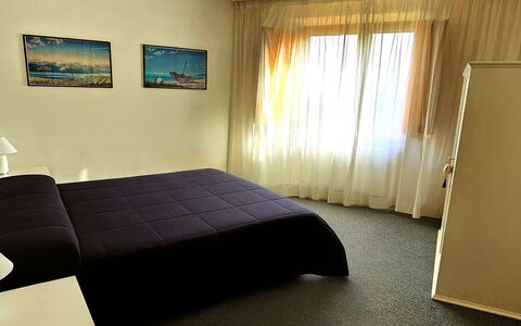 La Piccola Rocca: Cama, Suelo, Habitación, Diseño De Interiores, Piso, Mueble, Madera, Sábana, Lecho, Habitación