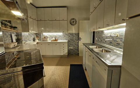 La Piccola Rocca: Gabinetes, Mostrador, Propiedad, Lavabo, Estufa De Cocina, Cocina, Madera, Cajón, Diseño De Interiores, Arquitectura