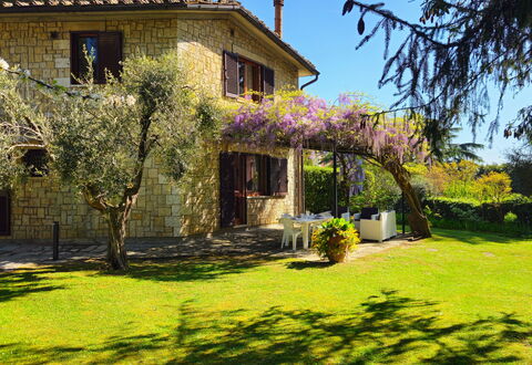La Piccola Rocca: Planta, Edificio, Cielo, Ventana, Flor, Árbol, Cabaña, Paisaje Natural, Vegetación, Casa