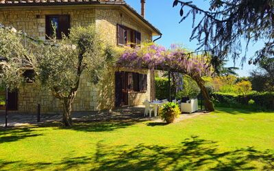 La Piccola Rocca: Planta, Edificio, Cielo, Ventana, Flor, Árbol, Cabaña, Paisaje Natural, Vegetación, Casa