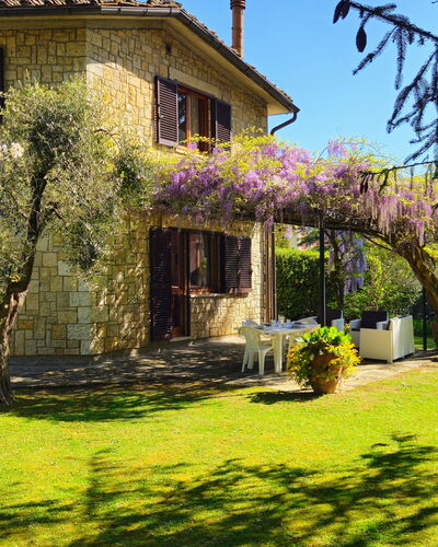 La Piccola Rocca: Planta, Edificio, Cielo, Ventana, Flor, Árbol, Cabaña, Paisaje Natural, Vegetación, Casa