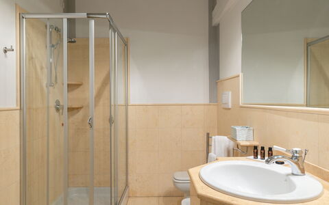 Appartamento Reale: Espejo, Grifo, Propiedad, Lavabo, Lavabo Del Baño, Arreglo De Tubería, Baño, Madera, Edificio, Diseño De Interiores