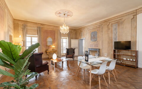 Appartamento Reale: Mueble, Mesa, Planta, Sofá, Madera, Edificio, Silla, Ventana, Diseño De Interiores, Marco