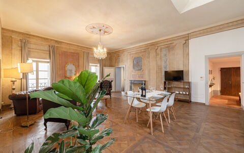 Appartamento Reale: Mueble, Planta, Mesa, Edificio, Planta De Casa, Ventana, Marco, Madera, Diseño De Interiores, Sofá