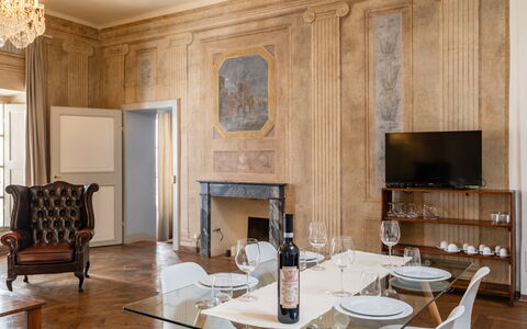 Appartamento Reale: Mesa, Propiedad, Mueble, Silla, Madera, Diseño De Interiores, Encendiendo, Edificio, Cocina, Sala