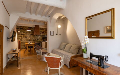 La Piccina: Mesa, Mueble, Marco, Espejo, Propiedad, Sofá, Madera, Sala, Comodidad, Diseño De Interiores