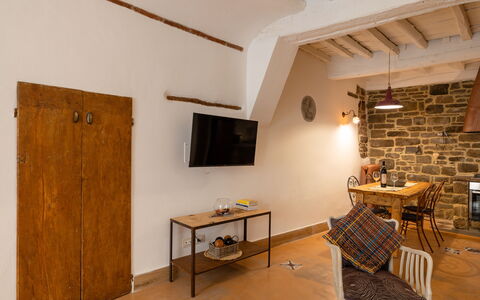 La Piccina: Mesa, Mueble, Edificio, Madera, Diseño De Interiores, Piso, Suelo, Madera Dura, Techo, Escritorio